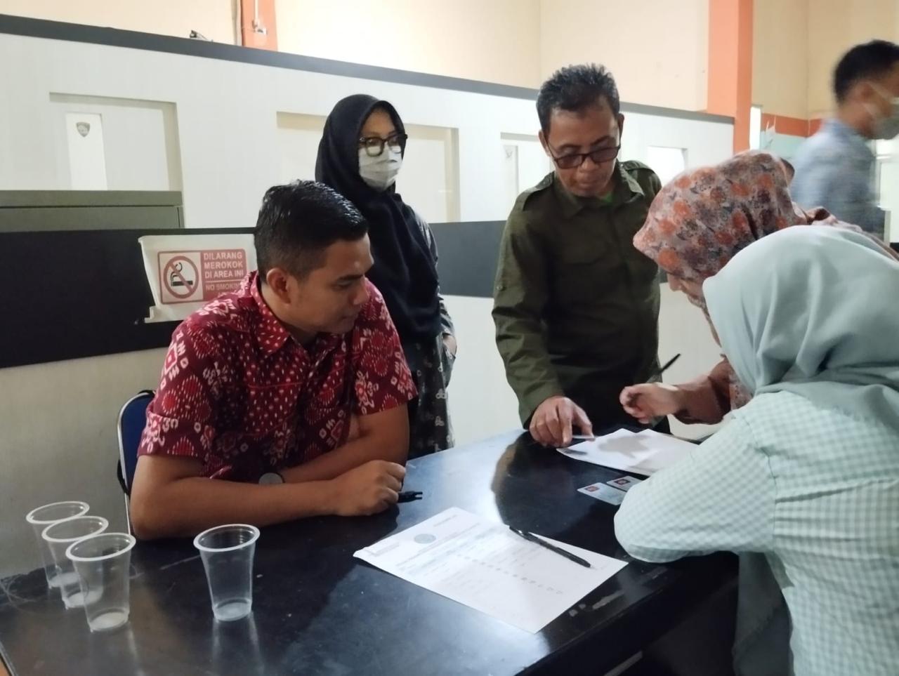Petugas BNNK Sukabumi, saat melakukan screening deteksi narkoba di aula Dishub Kabupaten Sukabumi.
