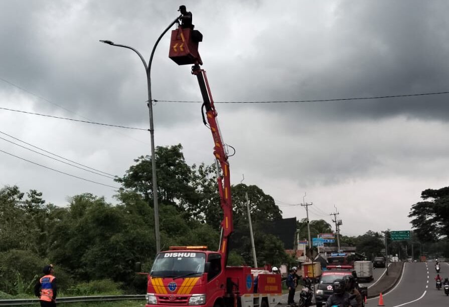 PEMELIHARAAN: Sejumlah petugas Dishub Kota Sukabumi saat melakukan peninjauan PJU rusak di wilayah kerjanya, Selasa (10/12). (FT: IST)