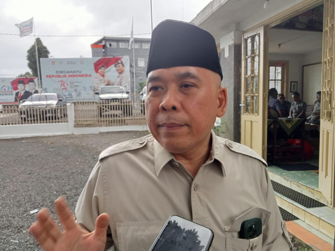 DIWAWANCARAI : Anggota Komisi II DPR RI, Heri Gunawan, saat diwawancarai Radar Sukabumi, perihal proses pembuatan sertifikat tanah melalui program PTSL.(FOTO : DENDI/RADAR SUKABUMI)