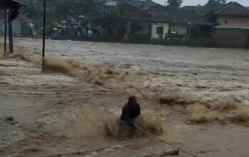 BENCANA BANJIR : Detik-detik warga saat melintasi banjir yang meluap dari sungai. (tangkapan layar)