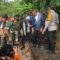DITINJAU : Pj Gubernur Jawa Barat, Bey Machmudin, bersama jajaranya saat meninjau lokasi bencana retakan tanah di Kampung Cihonje, Desa Sukamaju, Kecamatan Cikembar, Kabupaten Sukabumi pada Pada Kamis (05/12).(FOTO : DENDI/RADAR SUKABUMI)