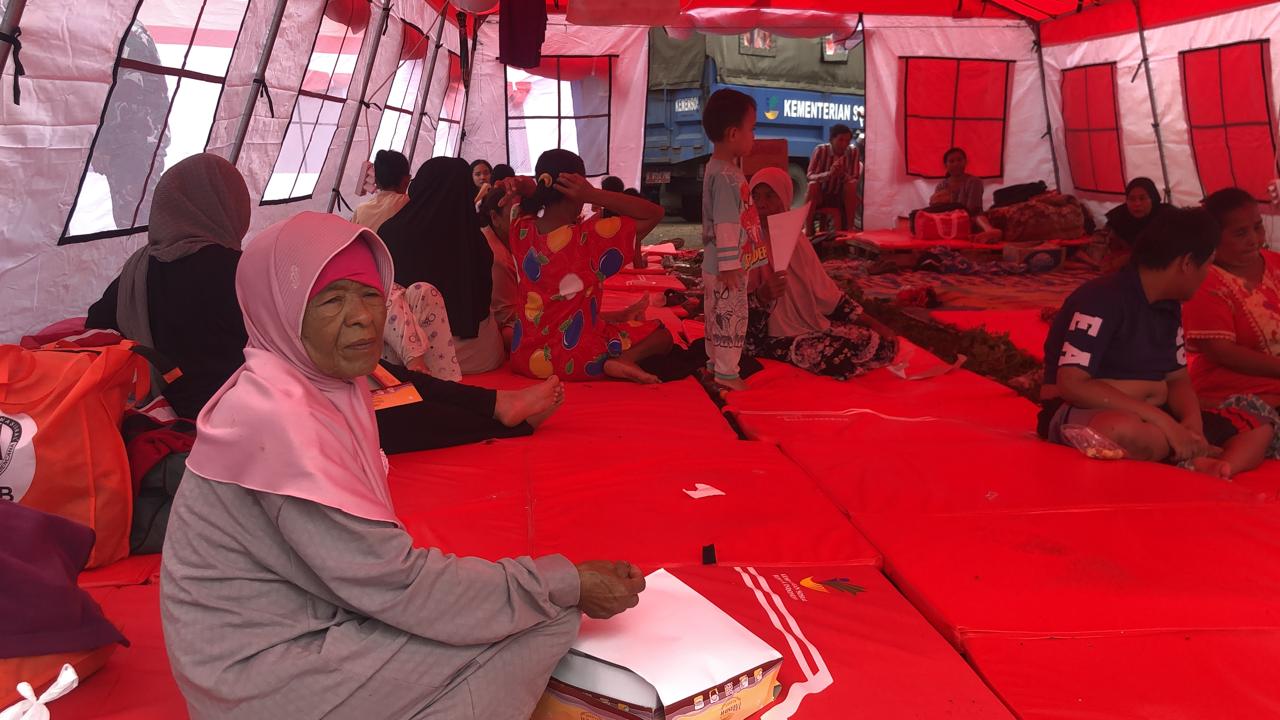 PENGUNGSI : Para penyintas bencana retakan tanah di Kampung Cihonje, Desa Sukamaju, Kecamatan Cikembar, Kabupaten Sukabumi, saat mengungsi di posko darurat.(FOTO : DENDI/RADAR SUKABUMI)