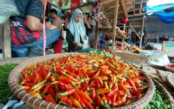 Harga kebutuhan pokok dan penting naik di pasar semi modern Palabuhanratu, kabupaten sukabumi naik.(FOTO : NANDI/ RADARSUKABUMI.)