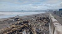 Air Laut Pasang Sebabkan Sampah Berserakan di Pantai Citepus Palabuhanratu