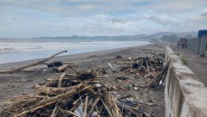 Air Laut Pasang Sebabkan Sampah Berserakan di Pantai Citepus Palabuhanratu