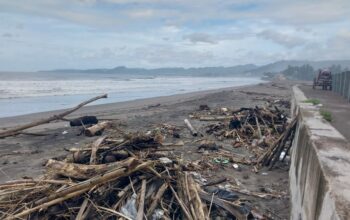 Kondisi pantai Citepus muara, Desa Citepus, Kecamatan Palabuhanratu banyak sampah.(FOTO : NANDI/ RADARSUKABUMI)