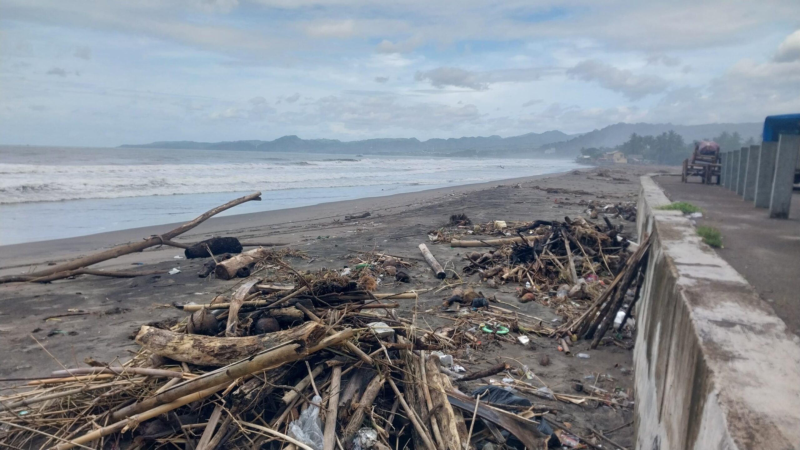 Kondisi pantai Citepus muara, Desa Citepus, Kecamatan Palabuhanratu banyak sampah.(FOTO : NANDI/ RADARSUKABUMI)