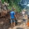 Tim gabungan dari forkompimcam Simpenan saat meninjau dinding rumah warga yang ambruk.(FOTO : NANDI/ RADARSUKABUMI)