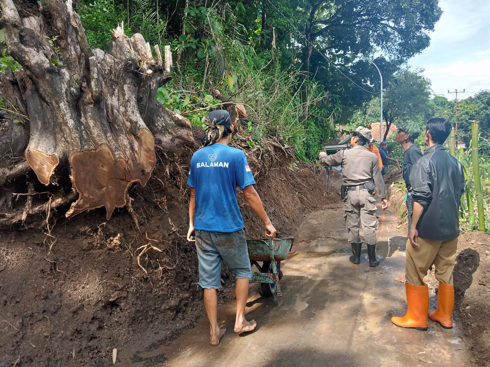 Tim gabungan dari forkompimcam Simpenan saat meninjau dinding rumah warga yang ambruk.(FOTO : NANDI/ RADARSUKABUMI)