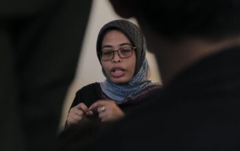 Ketua KPU Jawa Barat, Ummi Wahyuni saat menjawab pertanyaan wartawan di Cibinong, Kabupaten Bogor, Jawa Barat. Rabu (4/12/2024). Foto : Hendi Novian / Radar Bogor