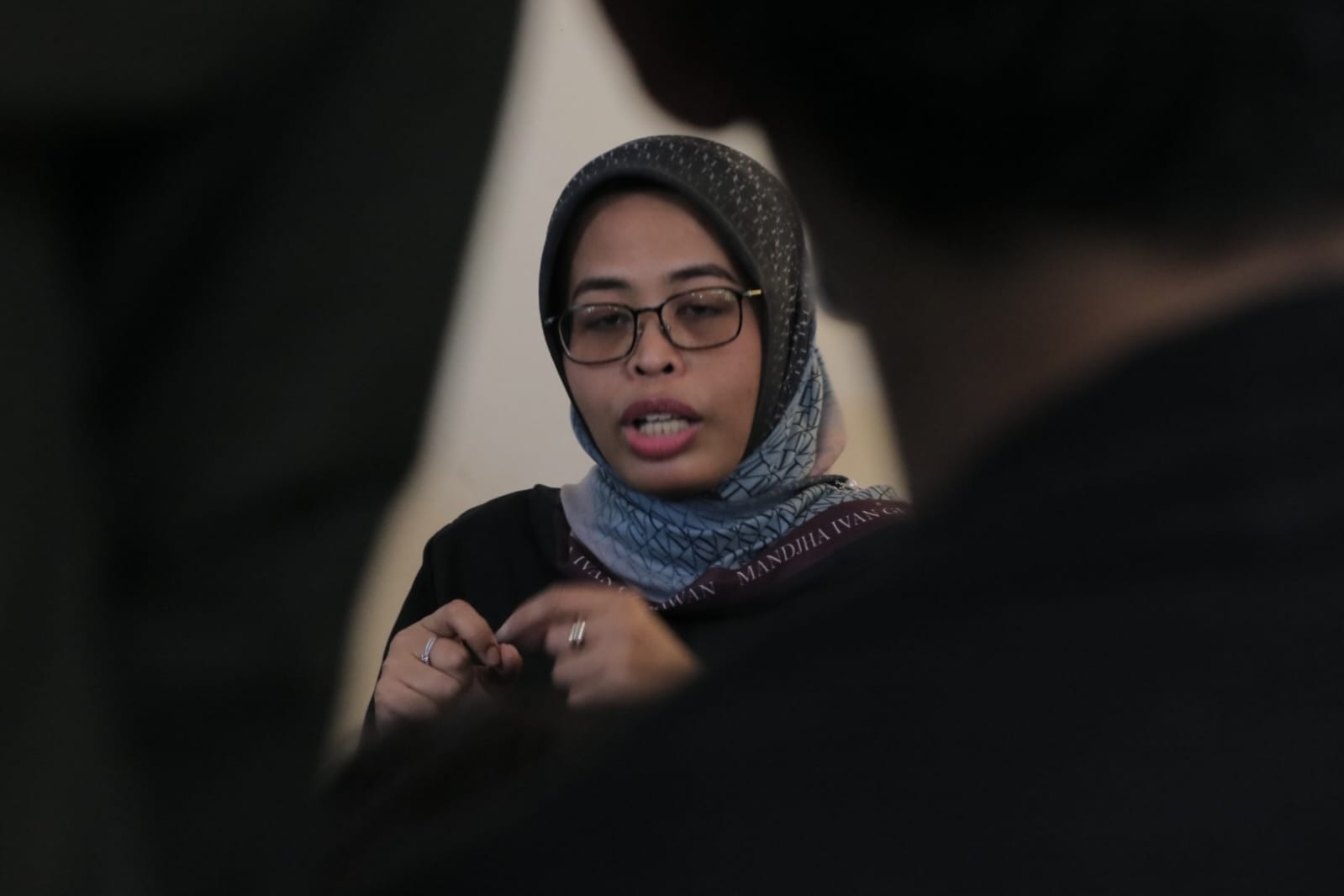 Ketua KPU Jawa Barat, Ummi Wahyuni saat menjawab pertanyaan wartawan di Cibinong, Kabupaten Bogor, Jawa Barat. Rabu (4/12/2024). Foto : Hendi Novian / Radar Bogor