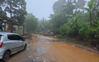 TERTUTUP LONGSOR : Situasi lokasi jalan di kampung Cibogo, Desa Bojonggaling, Kecamatan Bantargadung yang tertimbun longsor selesai dibersihkan.