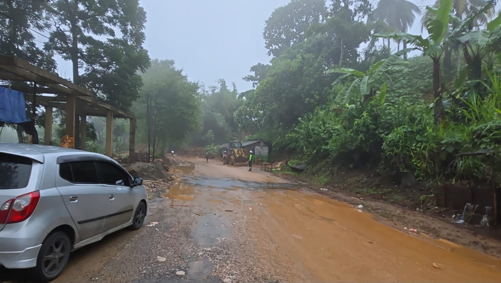 TERTUTUP LONGSOR : Situasi lokasi jalan di kampung Cibogo, Desa Bojonggaling, Kecamatan Bantargadung yang tertimbun longsor selesai dibersihkan.