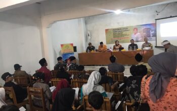 Anggota Dewan Perwakilan Rakyat Daerah (DPRD) Provinsi Jawa Barat Fraksi Gerindra Dra, Hj. Lina Ruslinawati saat melakukan Penyebarluasan Peraturan Daerah (Sosperda) No. 4 tahun 2023 terkait Lingkungan Hidup di Desa Sukamaju Kadudampit Kabupaten Sukabumi, Jumat (06/12/2024).(foto : ist)