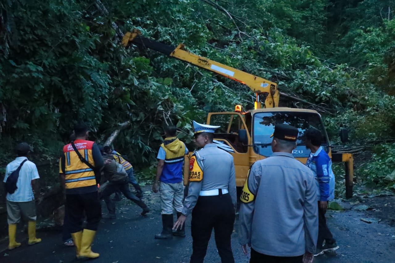 bencana tanah longsor di ruas jalan nasional Bagbagan - Kiara Dua tepatnya di kampung Cimapag, Desa Loji, Kecamatan Simpenan Kabupaten Sukabumi
