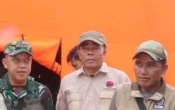 Anggota DPRD Kabupaten Sukabumi Paoji (tengah).