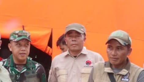 Anggota DPRD Kabupaten Sukabumi Paoji (tengah).