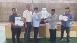 Heri Gunawan Serahkan 1.404 Sertifikat PTSL di Sukabumi