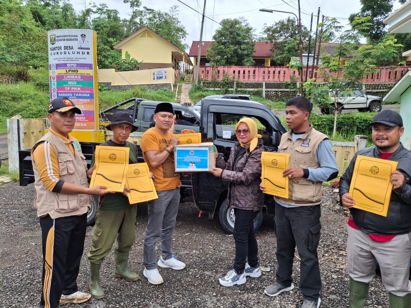 PEDULI : Petugas Kantah Kabupaten Sukabumi, saat mendistribusikan bantuan kepada warga terdampak bencana alam di Kabupaten Sukabumi.(FOTO : UNTUK RADAR SUKABUMI)