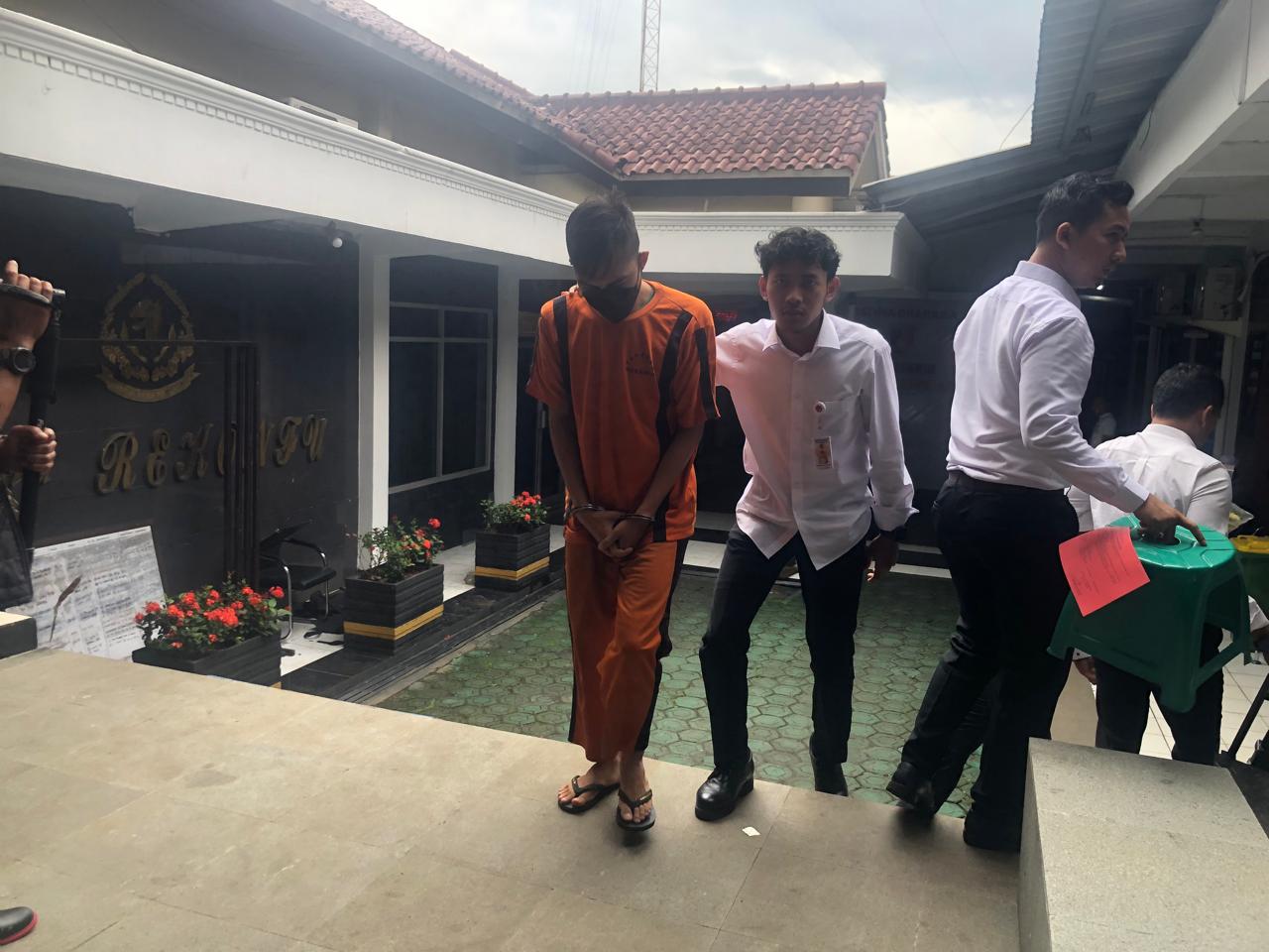 DIAMANKAN : Kapolres Sukabumi Kota, AKBP Rita Suwadi, saat mengintrogasi mantan Sekdes Cikahuripan, Kecamatan Kadudampit, MA (31) terkait kasua Tipikor ADD dan DD.(FOTO : DENDI/RADAR SUKABUMI)