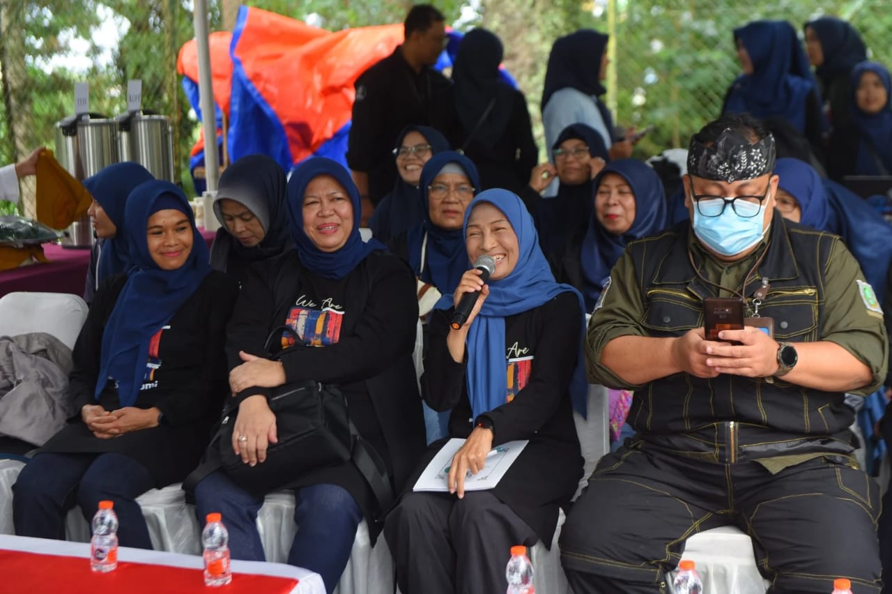 ANTUSIAS: Penjabat Ketua TP PKK Kota Sukabumi, Diana Rahesti menghadiri Jambore Kader PKK Kota Sukabumi di Lentera Pinus Cafe Selabintana, Selasa (10/12). (FT: IST)