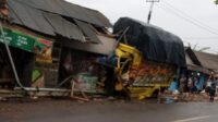 Hilang Konsentrasi, Truk di Simpenan Seruduk Lima Warung Hingga Hancur