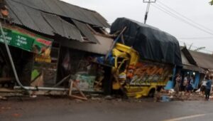 Hilang Konsentrasi, Truk di Simpenan Seruduk Lima Warung Hingga Hancur