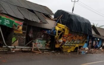 Kondisi truk tabrak 5 warung di Bagbagan Desa Cidadap, Kecamatan Simpenan, Kabupaten Sukabumi. (FOTO : NANDI/ RADARSUKABUMI)