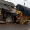 Kondisi truk tabrak 5 warung di Bagbagan Desa Cidadap, Kecamatan Simpenan, Kabupaten Sukabumi. (FOTO : NANDI/ RADARSUKABUMI)