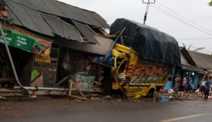 Kondisi truk tabrak 5 warung di Bagbagan Desa Cidadap, Kecamatan Simpenan, Kabupaten Sukabumi. (FOTO : NANDI/ RADARSUKABUMI)