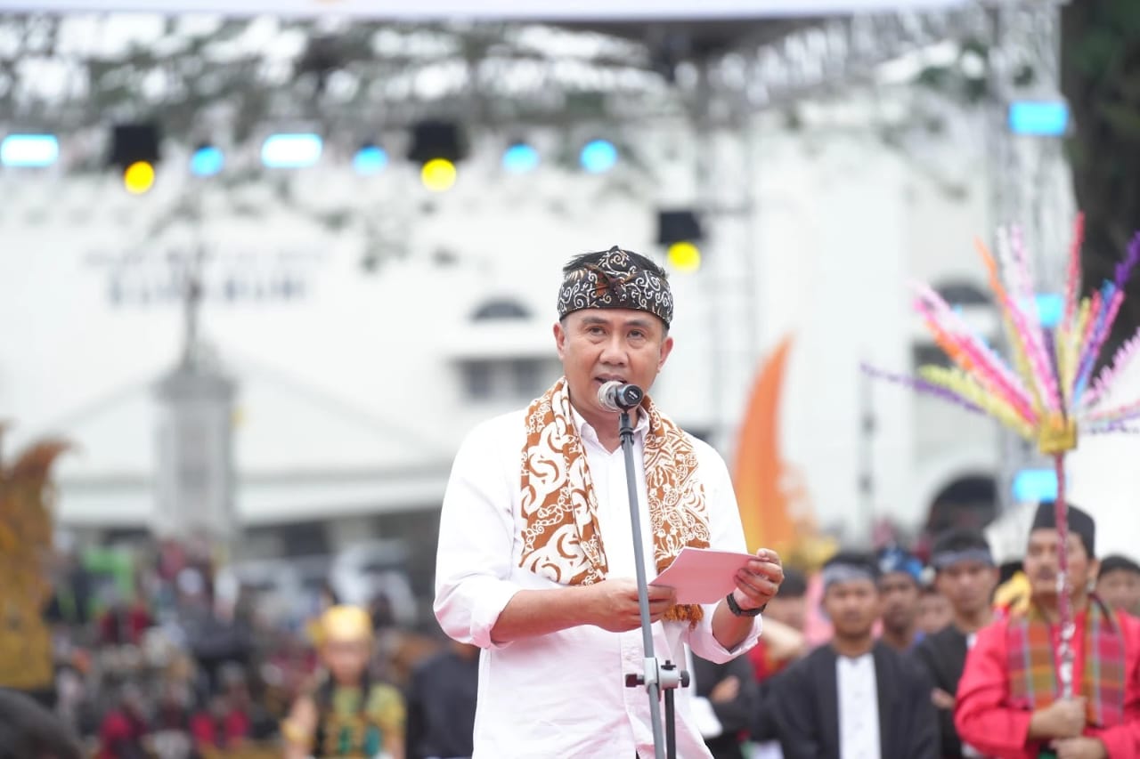 PEMBUKAAN: Penjabat Gubernur Jawa Barat, Bey Triadi Machmudin menghadiri Pekan Kebudayaan Daerah (PKD) Jawa Barat di Lapang Merdeka, Kota Sukabumi, Minggu (15/12).(FT: IST)