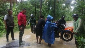 Dandim 0622 Sukabumi  Tinjau Lokasi Banjir di Kecamatan Ciemas: Tetap Waspada