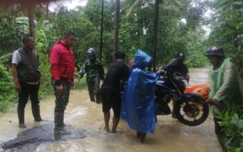 Dandim 0622 Kabupaten Sukabumi Letkol Kav. Andhi Ardana Valeriandra saat meninjau lokasi banjir di Ciemas, Sukabumi.(FOTO : UNTUK RADAR SUKABUMI)