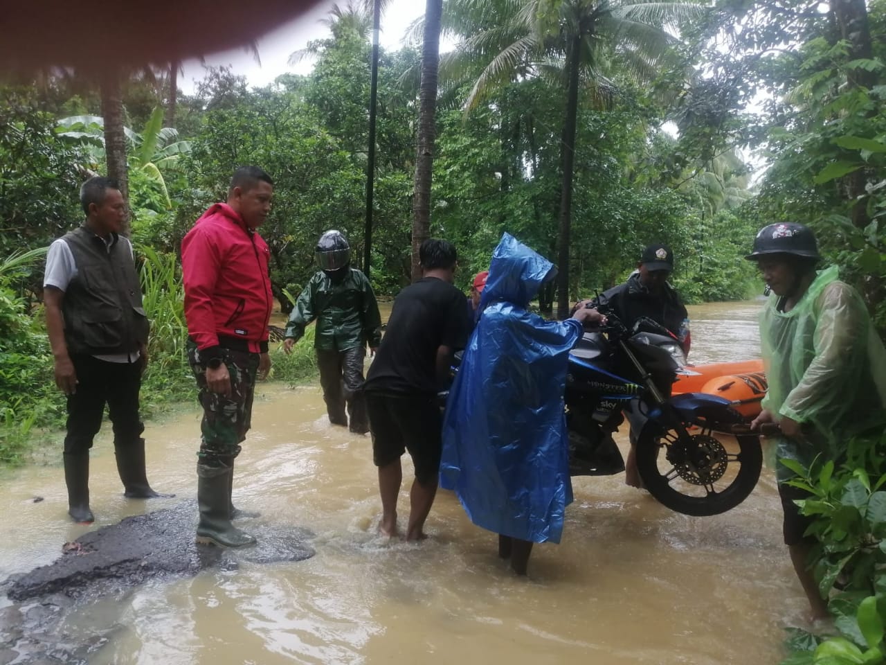 Dandim 0622 Kabupaten Sukabumi Letkol Kav. Andhi Ardana Valeriandra saat meninjau lokasi banjir di Ciemas, Sukabumi.(FOTO : UNTUK RADAR SUKABUMI)