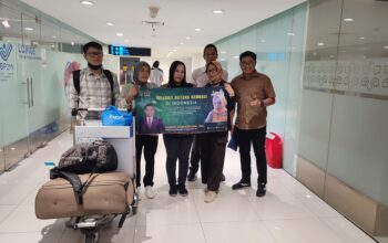 Tim dari Anggota Komisi IX DPR RI dari Fraksi PKB, Zainul Munasichin saat mejemput buruh migran asal Sukabumi, Fitri Triana di Bandara Internasional Soekarno-Hatta, Tangerang.
