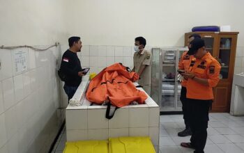 DIEVAKUASI: Petugas gabungan saat mengevakuasi jasad pria misterius di pintu saluran air PLTA Ubrug, tepatnya di Kampung Cikuya, RT 01/RW 05, Desa Tenjojaya, Kecamatan Cibadak, pada Senin (02/12) pagi.(FOTO : UNTUK RADAR SUKABUMI)