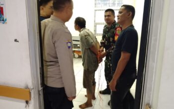 DIAMANKAN : Petugas Kepolisian saat mengamankan pelaku penganiayaan di Kampung Pabuaran, RT 05/RW 01, Desa Cibolang, Kecamatan Gunungguruh. (FOTO : UNTUK RADAR SUKABUMI)
