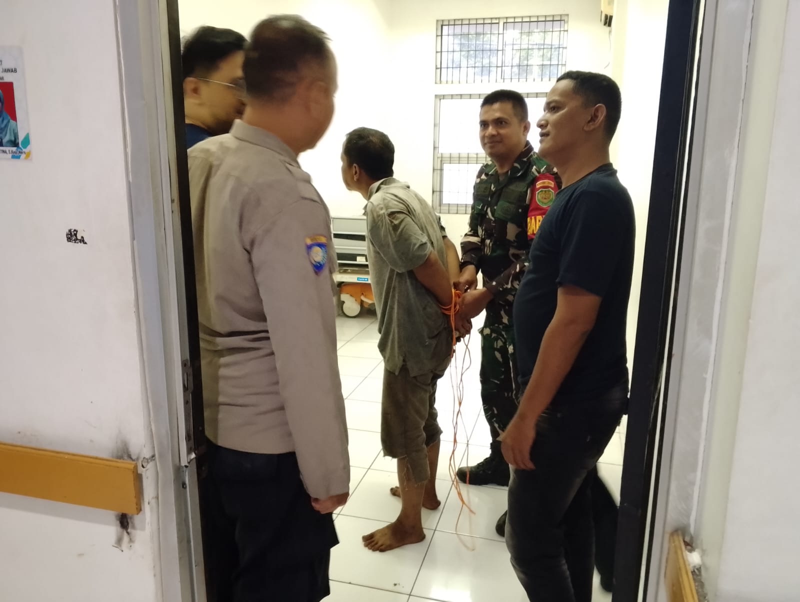 DIAMANKAN : Petugas Kepolisian saat mengamankan pelaku penganiayaan di Kampung Pabuaran, RT 05/RW 01, Desa Cibolang, Kecamatan Gunungguruh. (FOTO : UNTUK RADAR SUKABUMI)