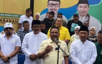 KONFERENSI PERS : Ketua Tim Pemenangan Calon Bupati dan Wakil Bupati Sukabumi 02, Budi Azhar Mutawali, didampingi Ase Japar - Andreas, saat konfrensi pers pada Senin (02/12).(FOTO : DENDI/RADAR SUKABUMI)
