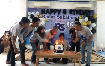 TIUP LILIN : GM Radar Sukabumi, Rahmad Yanadi bersama jajarannya saat tiup lilin pada HUT Radar Sukabumi ke 16 di Gedung Graha Pena Radar Sukabumi, Jalan Raya Selabintana, Desa Warnasari, Kecamatan Sukabumi pada Senin (02/12).(FOTO : DENDI/RADAR SUKABUMI)