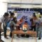 TIUP LILIN : GM Radar Sukabumi, Rahmad Yanadi bersama jajarannya saat tiup lilin pada HUT Radar Sukabumi ke 16 di Gedung Graha Pena Radar Sukabumi, Jalan Raya Selabintana, Desa Warnasari, Kecamatan Sukabumi pada Senin (02/12).(FOTO : DENDI/RADAR SUKABUMI)