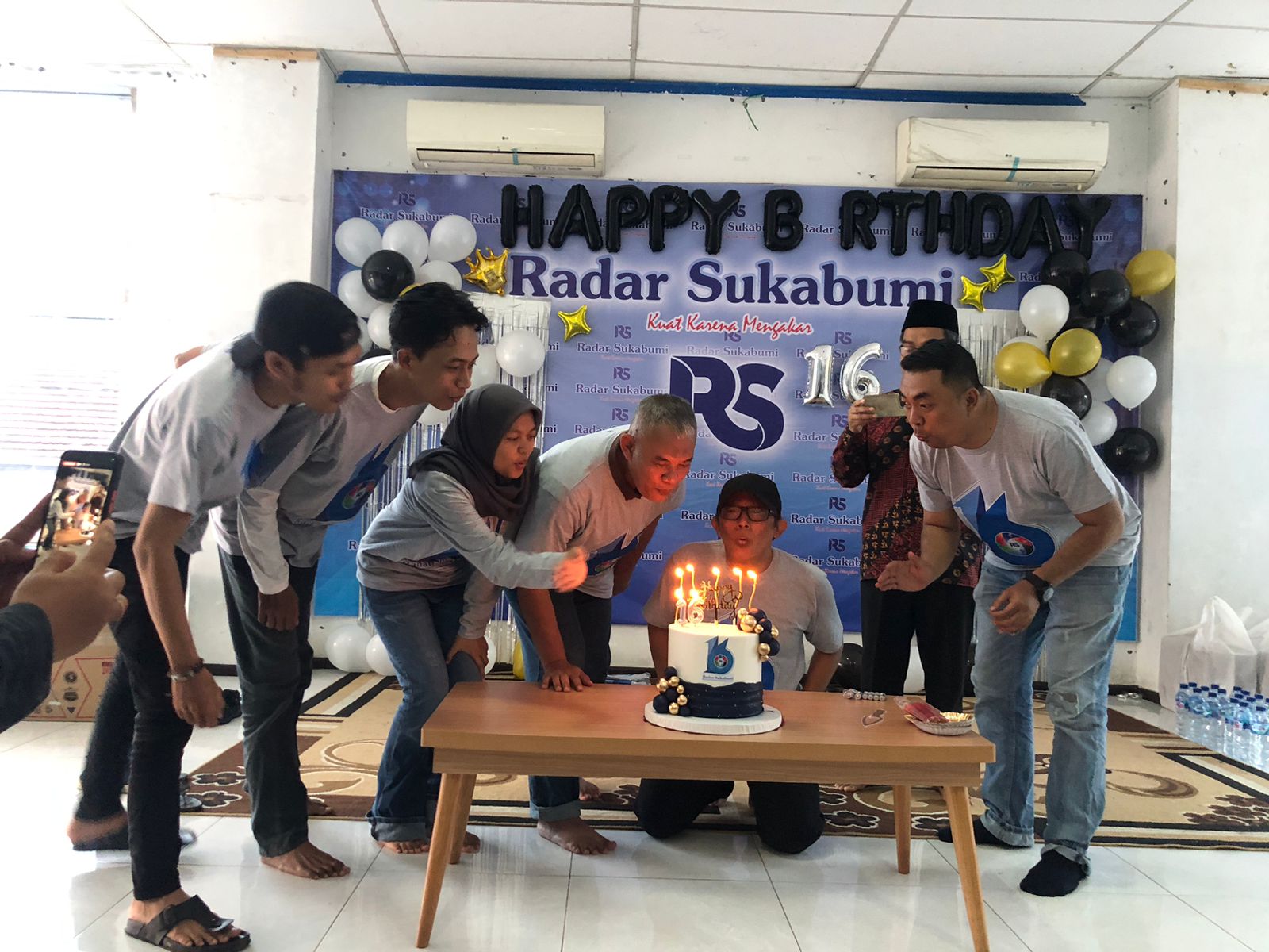TIUP LILIN : GM Radar Sukabumi, Rahmad Yanadi bersama jajarannya saat tiup lilin pada HUT Radar Sukabumi ke 16 di Gedung Graha Pena Radar Sukabumi, Jalan Raya Selabintana, Desa Warnasari, Kecamatan Sukabumi pada Senin (02/12).(FOTO : DENDI/RADAR SUKABUMI)