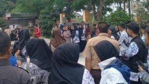 Lecehkan Profesi Guru, Camat Sukalarang Sukabumi Didemo