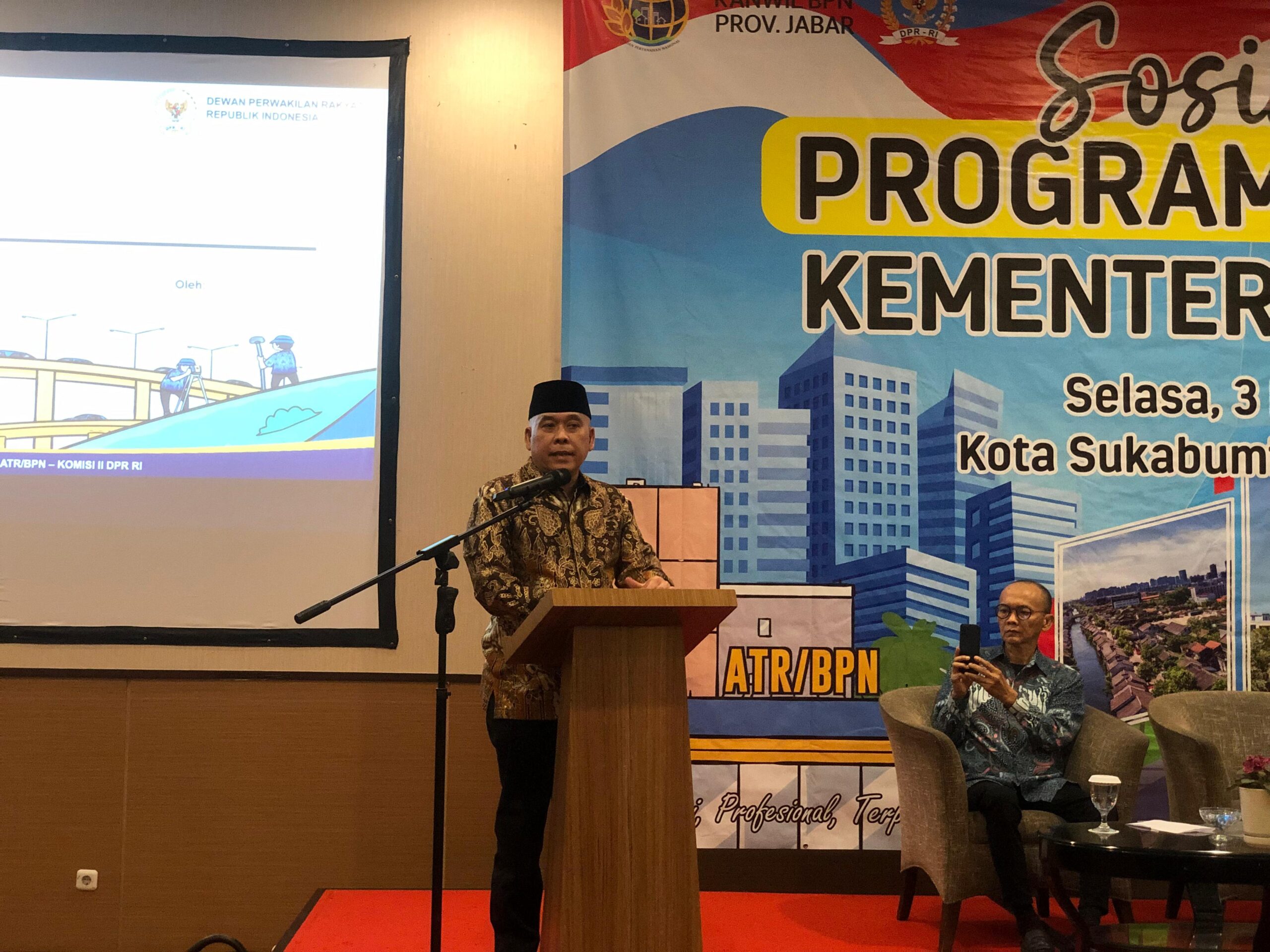 SAMBUTAN : Anggota Komisi II DPR RI dari Partai Gerindra, Heri Gunawan, saat memberikan sambutannya pada sosialisasi program strategis Kementerian ATR/BPN di Hotel Horizone, Kota Sukabumi, pada Selasa (03/12).(FOTO : DENDI/RADAR SUKABUMI)