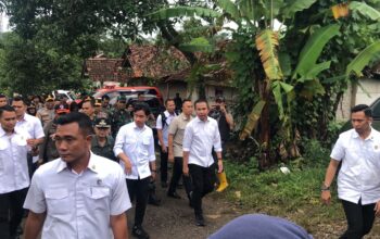 DITINJAU : Wapres RI, Gibran Rakabuming Raka, saat meninjau penyintas bencana pergerakan tanah di Kampung Cihonje, Desa Sukamaju, Kecamatan Cikembar, Kabupaten Sukabumi, pada Jumat (6/12) pagi.(FOTO : DENDI/RADAR SUKABUMI)