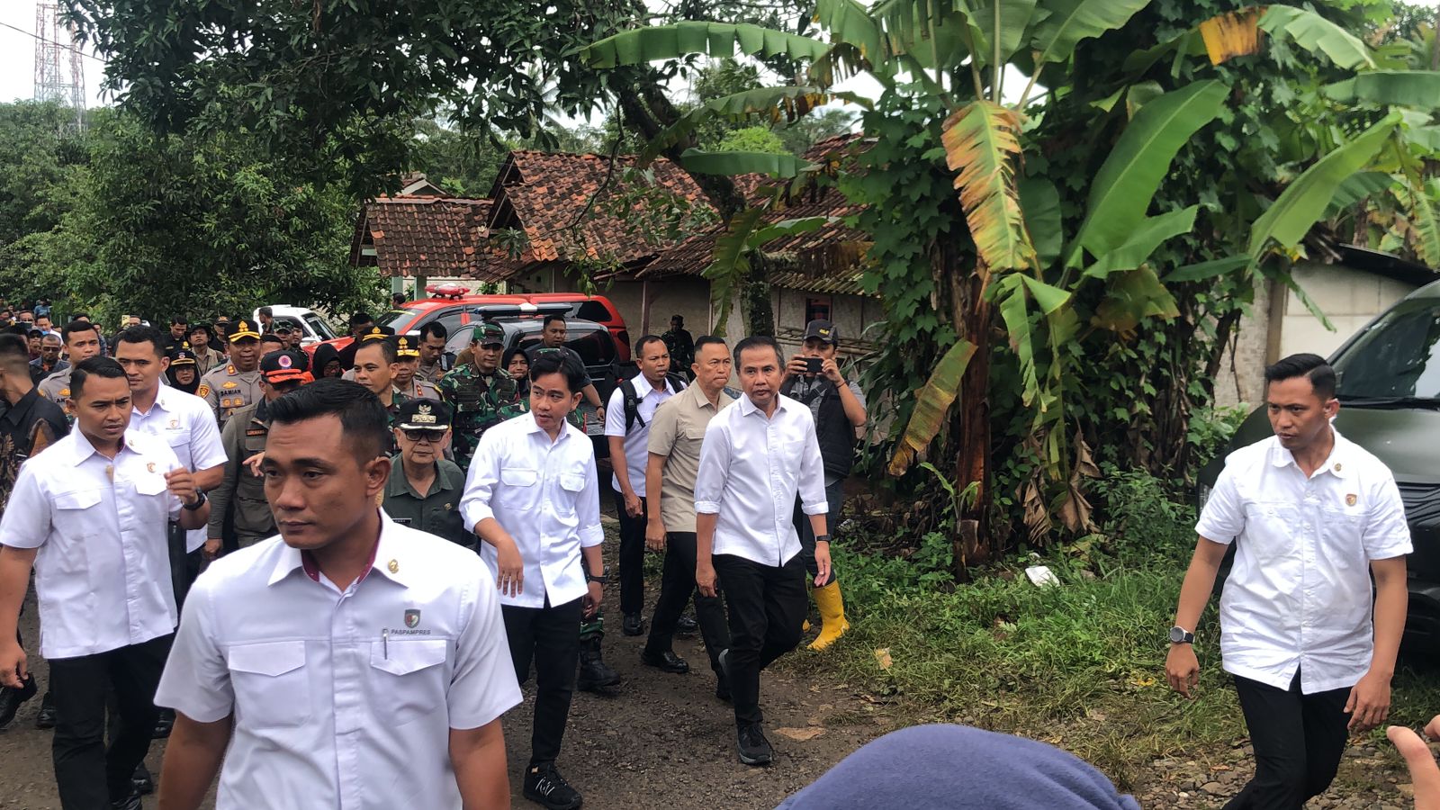 DITINJAU : Wapres RI, Gibran Rakabuming Raka, saat meninjau penyintas bencana pergerakan tanah di Kampung Cihonje, Desa Sukamaju, Kecamatan Cikembar, Kabupaten Sukabumi, pada Jumat (6/12) pagi.(FOTO : DENDI/RADAR SUKABUMI)