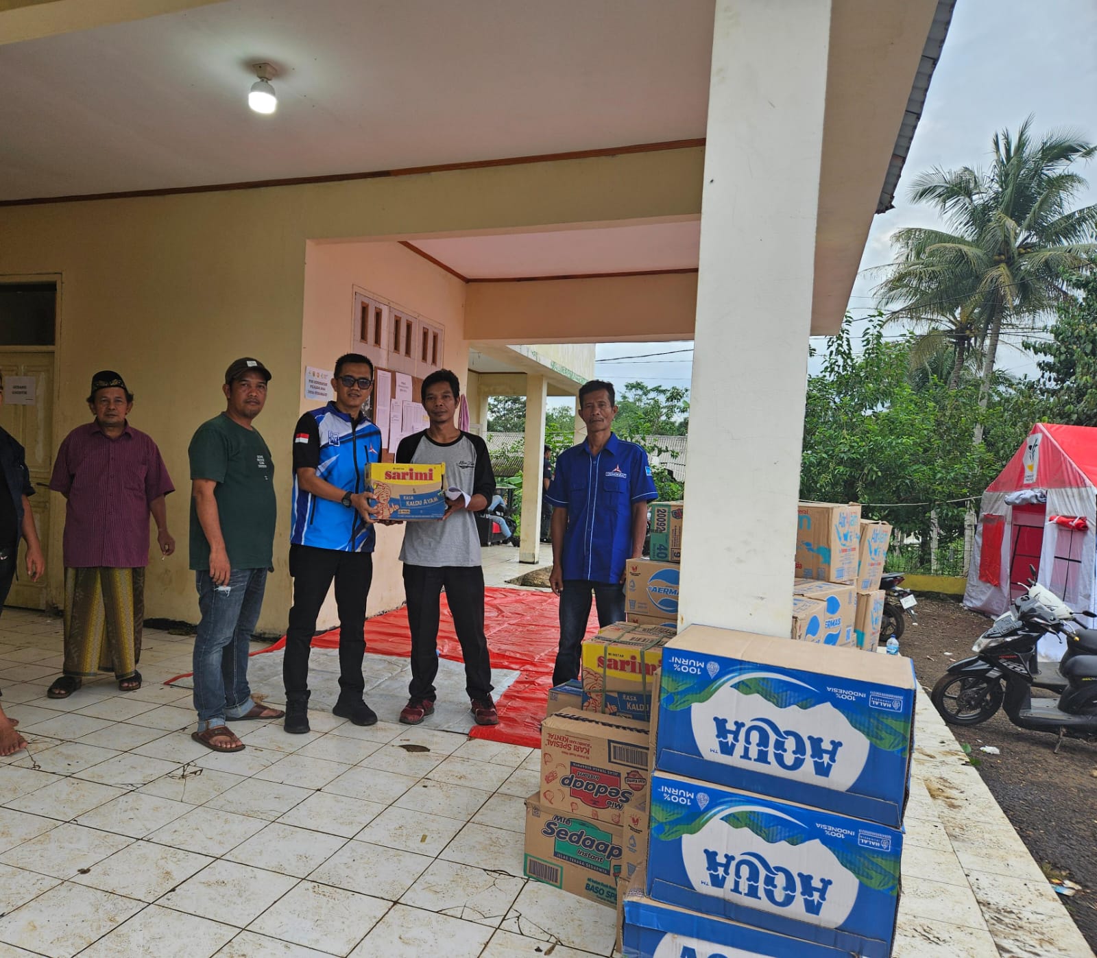 MENYERAHKAN: Staf ahli Anggota DPRD Jawa Barat Fraksi Demokrat A Yamin S.IP menyerahkan bantuan ke Kampung Cihonje Desa Sukamaju Kecamatan Cikembar, Kabupaten Sukabumi Jumat, (06/12/2024).(Dok : A Yamin)