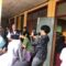 DINTINJAU : Wamensos RI, Agus Jabo, saat meninjau posko pengungsian korban bencana pergerakan tanah di Desa Sukamaju, Kecamatan Cikembar, Kabupaten Sukabumi, pada Sabtu (7/12) pagi.(FOTO : DENDI/RADAR SUKABUMI)