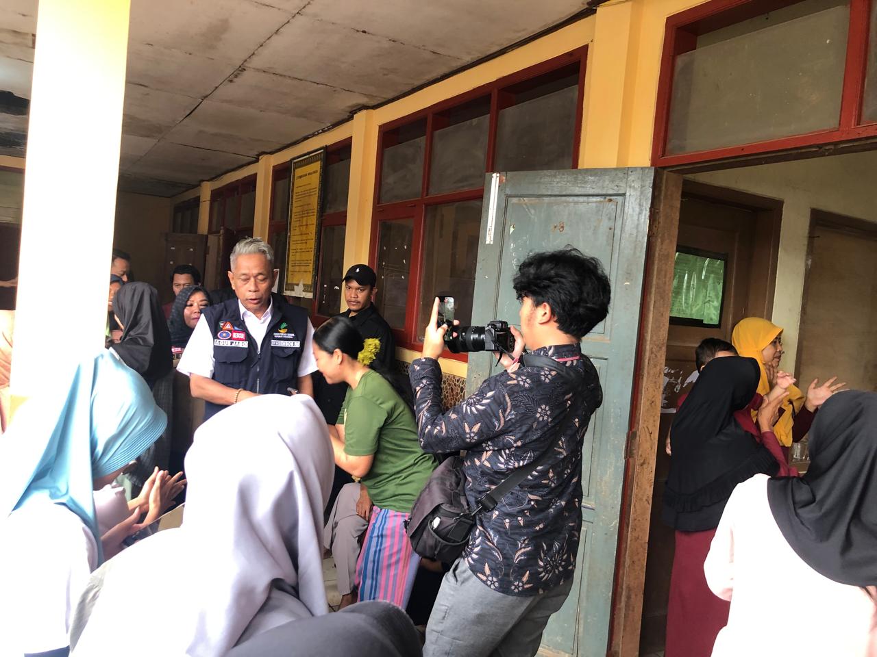 DINTINJAU : Wamensos RI, Agus Jabo, saat meninjau posko pengungsian korban bencana pergerakan tanah di Desa Sukamaju, Kecamatan Cikembar, Kabupaten Sukabumi, pada Sabtu (7/12) pagi.(FOTO : DENDI/RADAR SUKABUMI)