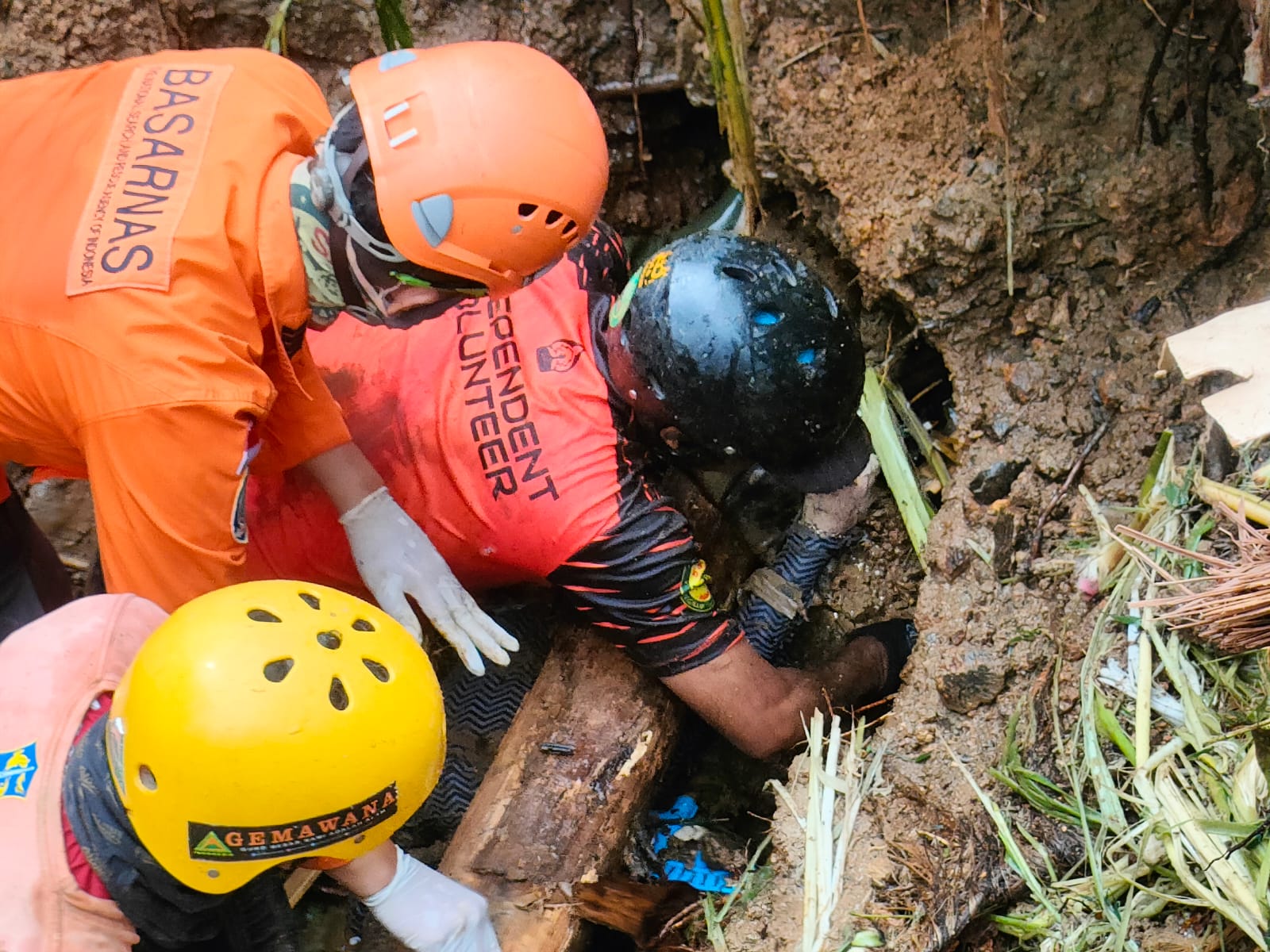 EVAKUASI: Suasana saat tim Sar gabungan evakuasi korban yang tertimbun longsor di kampung Cisarakan, Desa Loji, Kecamatan Simpenan.(FOTO : NANDI/ RADARSUKABUMI)